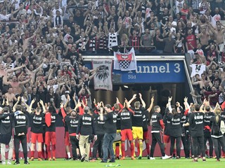 Hráči Frankfurtu ďakujú fanúšikom za podporu po semifinálovom zápase Nemeckého pohára.