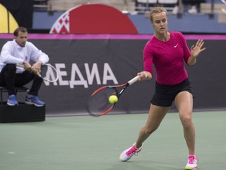 Slovenská fedcupová reprezentantka Anna Karolína Schmiedlová, vľavo v pozadí tréner tímu Matej Lipták počas tréningu v hale Čižovka v bieloruskom Minsku 
