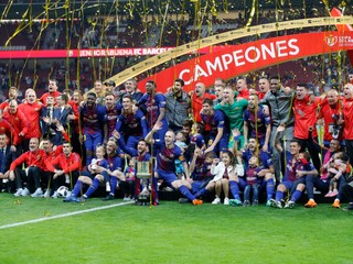 Futbalisti FC Barcelona sa radujú zo zisku trofeje.