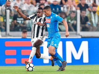 Neapolčan Allan (vpravo) a domáci Blaise Matuidi v súboji o loptu.