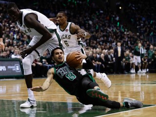 Momentka zo zápasu Milwaukee - Boston.