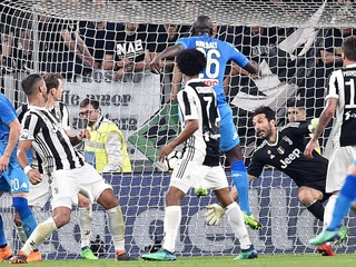 Neapol gólom v úplnom závere zdolal Juventus a na lídra stráca iba bod