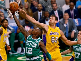 Austrálsky basketbalový veterán Andrew Bogut (vpravo) sa po trinástich rokoch v NBA vráti do domácej súťaže.