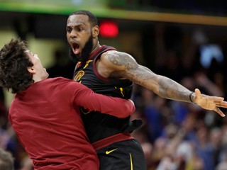 LeBron opäť dokázal svoju výnimočnosť, rozhodol v poslednej možnej chvíli