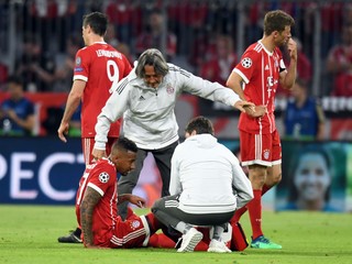 Jérome Boateng v opatere klubových lekárov.