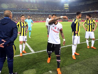 Hráči Besiktasu (uprostred) a Fenerbahce odchádzajú z trávnika v semifinálovom zápase Tureckého pohára.