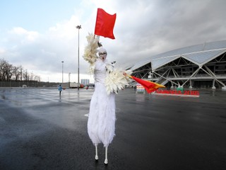 Umelkyňa víta hostí na štadióne v Samare.