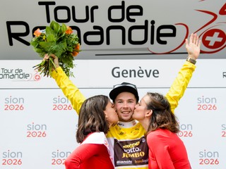 Slovinský cyklista Primož Roglič (uprostred) z tímu LottoNL – Jumbo sa teší na pódiu z celkového triumfu na 72. ročníku pretekov Okolo Romandie v Ženeve.