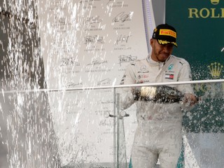 Hamilton po strhujúcom závere vyhral Veľkú cenu Azerbajdžanu