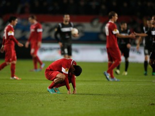 Hráči Twente sklamali. Po troch dekádach vypadávajú z ligy.
