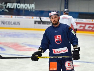 Hokejista Patrik Svitana počas tréningu slovenskej hokejovej reprezentácie na zimnom štadióne v Poprade.