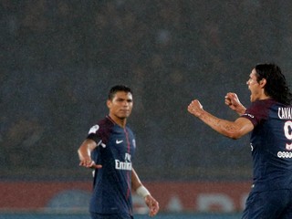 Edinson Cavani (vpravo) zabezpečil svojmu tímu aspoň bod.