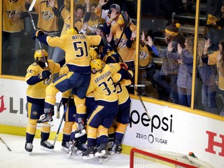 Hokejisti Nashvillu sa radujú z víťazstva.