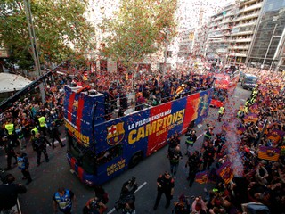 Večný Iniesta. Takto sa Barcelona lúčila s legendou a oslavovala titul v uliciach mesta