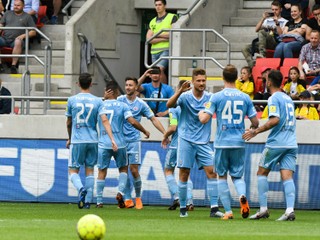 Futbalisti Slovana Bratislava sa radujú po úvodnom góle zápasu.