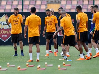 Futbalisti AS Rím trénovali v tričkách s nápisom "Forza Sean".