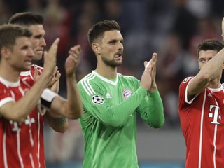 Sven Ulreich (v strede v zelenom).