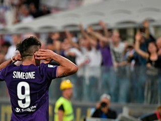 Útočník ACF Fiorentina Giovanni Simeone sa teší po strelení hetriku.