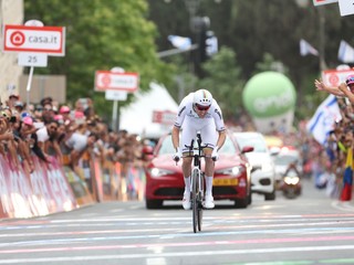 Tom Dumoulin na trati úvodnej časovky.