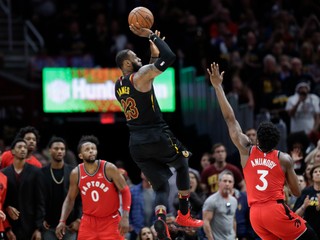 LeBron James strieľa.