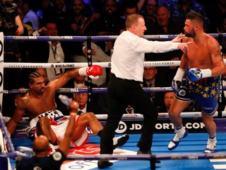 David Haye na zemi po údere Tonyho Bellewa.