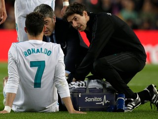Cristiano Ronaldo slávne derby s Barcelonou nedohral pre zranenie.