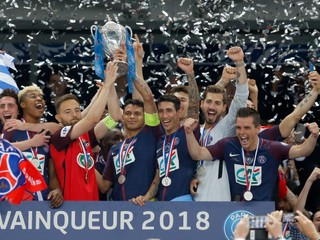 Kapitán PSG Thiago Silva (uprostred vpravo) a kapitán tímu Les Herbiers Sebastien Flochon (uprostred vľavo) držia pohár počas osláv zisku Francúzskeho pohára.
