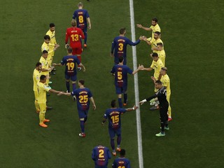 Hráči Villarrealu vytvárajú tzv. uličku slávy futbalistom FC Barcelona.