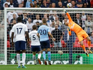 Slovenský brankár Martin Dúbravka zasahuje v stretnutí proti Tottenhamu.