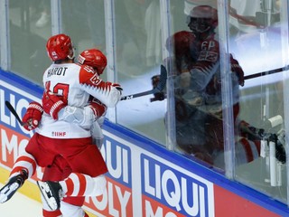 Hokejisti Dánska sa tešia počas zápasu s Fínskom, v ktorom napokon nečakane zvíťazili 3:2.