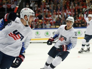Hokejisti USA sa tešia po góle do siete Dánska.