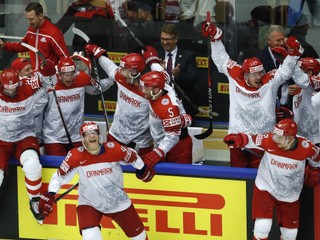 Hokejisti Dánska sa tešia po víťazstve nad Fínskom.