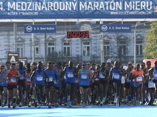 Bežci vyrážajú na trať Medzinárodného maratónu mieru 2017.