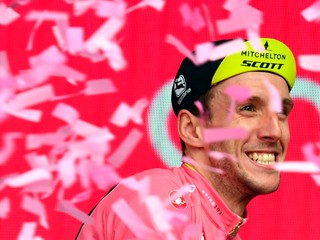 Simon Yates z tímu Mitchelton-Scott si užíva ružový dres vedúceho pretekára v priebežnom poradí po 6. etape.