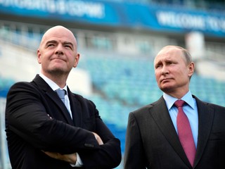 Ruský prezident Vladimir Putin (vpravo) a Gianni Infantino, šéf FIFA, na ilustračnej fotografii.
