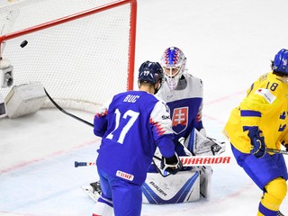 Patrik Rybár inkasuje gól od Švédska.