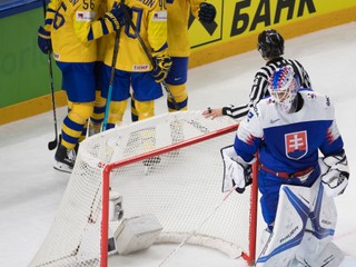 Švédski hokejisti sa tešia z gólu do siete Patrika Rybára.