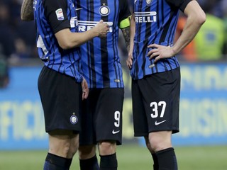 Milan Škriniar (vpravo) v rozhovore s klubovými spoluhráčmi.