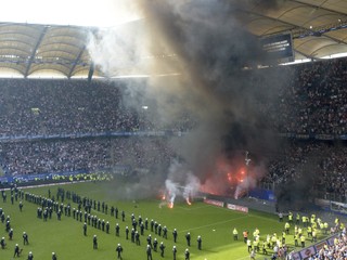 Fanúšikovia Hamburgu prerušili zápas.