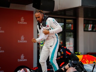 Lewis Hamilton podpísal nový dvojročný kontrakt s Mercedesom