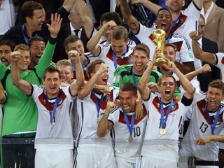 Futbalisti Nemecka pózujú s trofejou pre majstrov sveta za rok 2014.