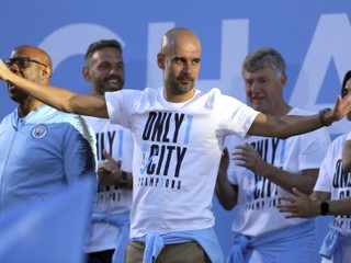 Španielsky futbalový tréner Pep Guardiola predĺžil zmluvu s Manchestrom City o tri roky.