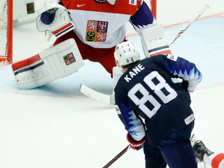 Brankára Francouza mrzí prvý gól z hokejky kapitána USA Patricka Kanea.