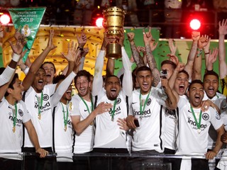 Hráč Eintrachtu Frankfurt Kevin-Prince Boateng drží nad hlavou trofej víťaza nemeckého futbalového Pohára DFB.