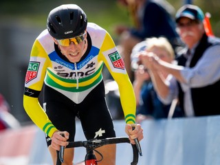 Bola ňou časovka. Šestnástu etapu na Gire vyhral Dennis, Yates si udržal pozíciu lídra