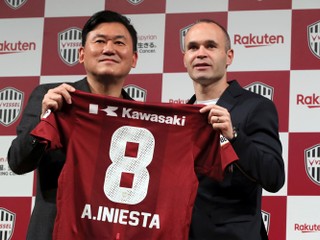 Andrés Iniesta (vpravo) a prezident klubu Vissel Kobe Hiroši Mikitani.