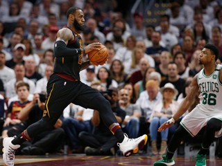 LeBron James(vľavo) a Marcus Smart z Bostonu.