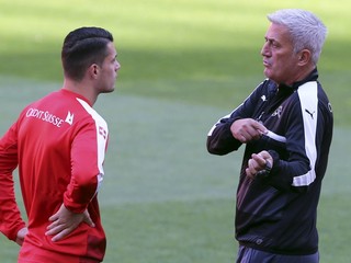 Tréner švajčiarskej futbalovej reprezentácie Vladimir Petkovič a Granit Xhaka.