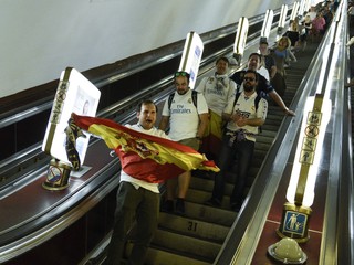 Fanúšikovia Realu Madrid vchádzajú do kyjevského metra.