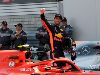 Daniel Ricciardo zdraví fanúšikov po ússpešnej kvalifikácii.